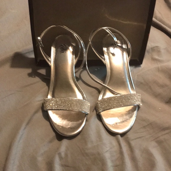 Silver heels - Picture 1 of 2
